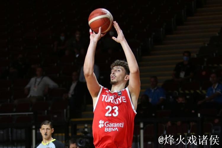 申京篮下进攻未果，乌度卡不满裁判抱怨与申京双双吃T